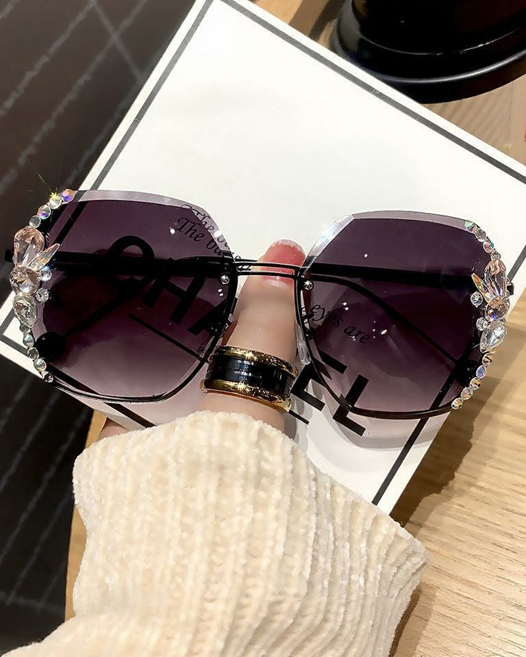 Trendy Rhinestone Oversized Lenses Face-Slimming Sunglasses