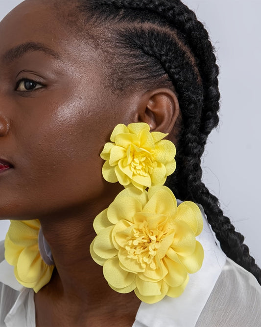 A Pair of Fashionable Polyester Large Flower Three-dimensional Artificial Flower Drop Earrings, Suitable for Women's Prom, Party, and as a Gift for Friends